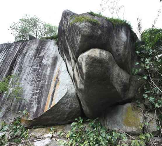 ผาพญางู อุทยานแห่งชาติน้ำตกทรายขาว จังหวัดปัตตานี