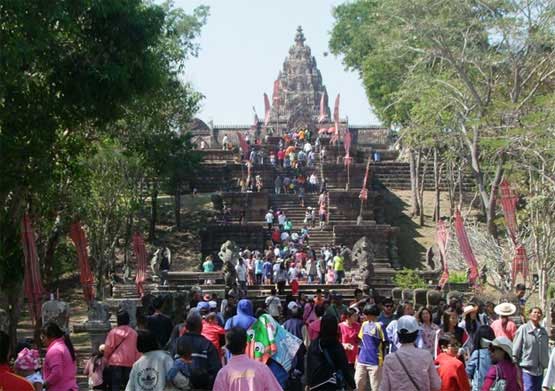 งานประเพณีขึ้นเขาพนมรุ้ง จังหวัดบุรีรัมย์