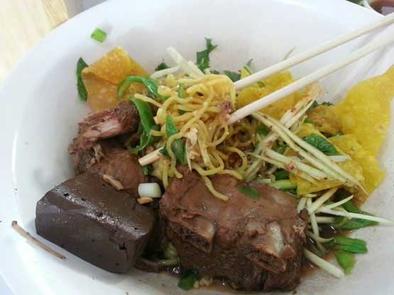 ร้านก๋วยเตี๋ยวหมูตุ๋นลำไย (เวียงยอง) จังหวัดลำพูน