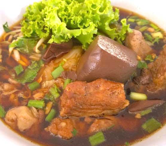 ร้านก๋วยเตี๋ยวหมูตุ๋นลำไย (เวียงยอง) จังหวัดลำพูน