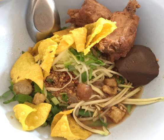 ร้านก๋วยเตี๋ยวหมูตุ๋นลำไย (เวียงยอง) จังหวัดลำพูน