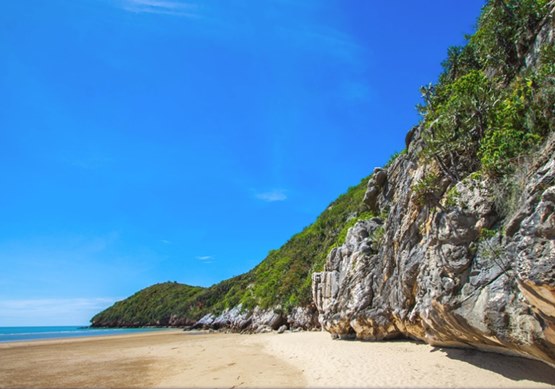 หาดนเรศวร หรือ หาดเขากะโหลก จังหวัดประจวบคีรีขันธ