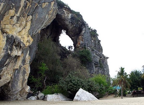 หาดนเรศวร หรือ หาดเขากะโหลก จังหวัดประจวบคีรีขันธ