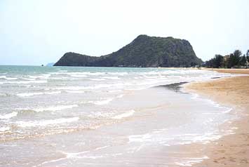 หาดนเรศวร หรือ หาดเขากะโหลก จังหวัดประจวบคีรีขันธ