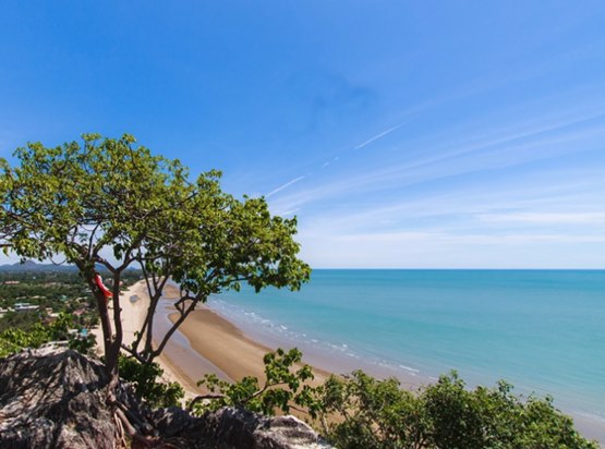 หาดนเรศวร หรือ หาดเขากะโหลก จังหวัดประจวบคีรีขันธ