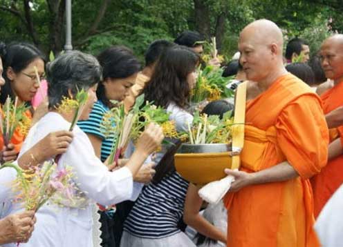 ประเพณีตักบาตรดอกเข้าพรรษาี จังหวัดสระบุรี